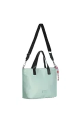 Bolso tipo tote color celeste con doble asa de mano en cuero sintético negro y correa larga de tela negra regulable y desmontable. Incluye un dije colgante de cuentas de colores.