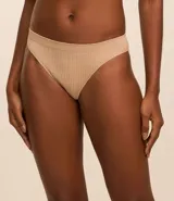 Bombacha de bikini celeste con textura acanalada y laterales de grosor medio.