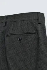 Pantalón de vestir de corte slim fit, color gris oscuro con micro estampado a cuadros. Cuenta con bolsillos laterales y traseros de doble vivo con botón. Cierre frontal con cremallera y botón.