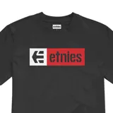 Remera negra de manga corta con estampa del logo de Etnies en el pecho.