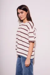 Remera de algodón color crudo con rayas horizontales marrones, corte oversize y mangas cortas.
