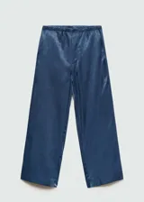 Pantalón color ladrillo de tiro alto, corte recto y tejido satinado.