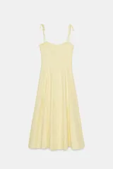 Vestido midi amarillo claro, con escote corazón con volantes y tirantes finos ajustables con lazo. Falda con vuelo y forro interior.