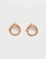 Aros pasantes circulares bañados en oro rosa con incrustaciones de strass multicolor.