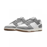 Zapatillas Nike Dunk Low Retro SE, color gris y blanco con suela marrón.