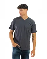 Remera color ocre de algodón con cuello en V y mangas cortas.