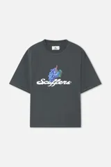 Remera de corte oversized color gris oscuro con efecto lavado, con un gráfico frontal que incluye un racimo de uvas moradas y el texto "Scuffers" en tipografía cursiva blanca.