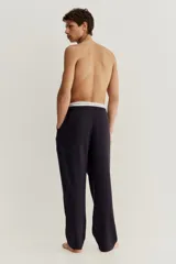 Pantalón azul marino de lyocell, corte recto, con cintura elástica ajustable con cordón y bolsillos laterales.