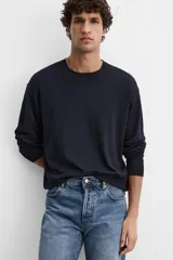 Jersey de punto azul marino de corte clásico, con cuello redondo y mangas largas.