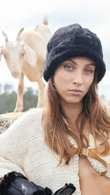 Gorro tipo bucket negro de cuero y corderito.