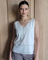 Musculosa blanca con cuello en V y costuras a contratono.