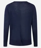 Suéter negro de punto con cuello redondo y mangas largas.