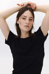 Remera negra de algodón con cuello redondo.