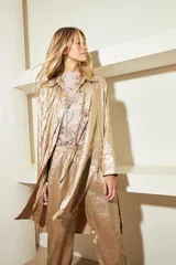 Pantalón de seda metalizada color bronce, con ajuste en puño tobillo y elástico en cintura.