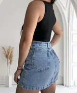 Short pollera de jean de tiro alto, color celeste claro.