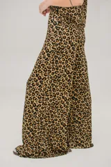 Pantalón de calce holgado con estampado de leopardo.
