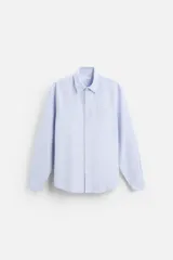 Camisa celeste con rayas verticales blancas, de corte regular, cuello solapa, manga larga con puños abotonados y cierre frontal con botones.