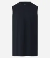 Musculosa blanca de algodón con cuello redondo y corte clásico.