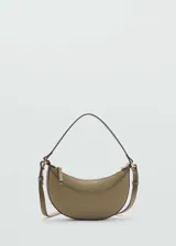 Bolso tipo baguette color verde oliva, con correa de hombro ajustable y cierre de cremallera.