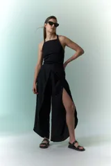 Pantalón negro de lino con tajos laterales amplios.
