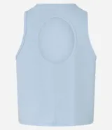 Musculosa deportiva celeste de microfibra texturizada, corte box, cuello redondo y espalda descubierta.