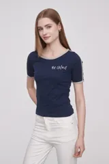 Remera roja con cuello y mangas con ribete negro y estampado frontal con la frase "Ma Chérie" en negro.