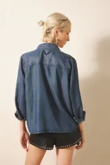 Camisa de calce recto y manga larga confeccionada en tencel con bordados.