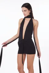 Minivestido negro de microfibra con cuello halter y espalda descubierta.
