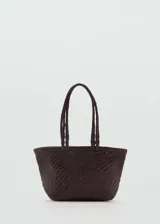 Bolso tipo tote de cuero trenzado color marrón oscuro, con doble asa de hombro y cierre magnético.