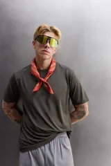 Camiseta deportiva color beige confeccionada en tejido con estructura, ligero y elástico en todas direcciones. Tiene cuello redondo, manga corta, costuras planas y logo estampado en el bajo.