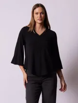 Blusa negra de seda fría, marca Rio & Rian, con escote en V y aplique de crochet en la parte delantera.