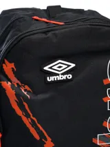 Mochila Umbro Fika color celeste con detalles en rosa. Incluye logo de Umbro y diseño abstracto en el frente. Tiene un compartimento principal con cierre, un bolsillo frontal con cierre y dos bolsillos laterales de malla.