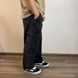 Pantalón jean celeste de corte holgado con múltiples bolsillos tipo cargo.