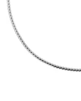 Collar plateado de eslabones pequeños.