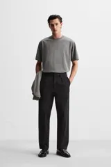 Camiseta gris de algodón, corte recto, cuello redondo y manga corta.