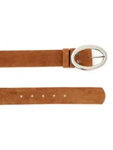 Cinturón de cuero sintético color marrón oscuro con hebilla ovalada plateada. Presenta costuras a contratono y perforaciones para ajustar el talle.