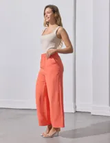 Pantalón negro de pierna ancha, marca Ninety. Con pretina ancha y elastizada.