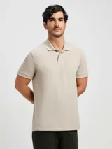 Polo básica color beige de manga corta, confeccionada en piqué de algodón.