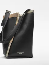 Bolso tipo tote de cuero negro con detalles en beige. Tiene un compartimento principal con cierre magnético, asa larga regulable con hebilla metálica, pespuntes decorativos a contraste, recortes irregulares y logo grabado.