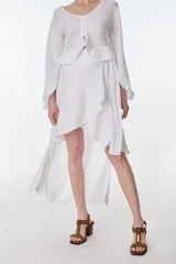 Falda midi color beige de lino, con corte irregular y volados.