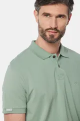 Remera polo piqué lisa color salmón, con cuello en rib y botones personalizados.