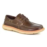 Zapato náutico de cuero negro con cordones y suela de goma color caramelo.