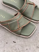 Túnica de lino con lurex color azul con detalles en color camel en las mangas, de corte amplio y mangas anchas.