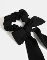 Scrunchie negro con moño de tela.