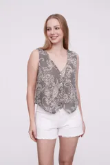 Top sin mangas color gris con estampado paisley en blanco y negro, escote en V y corte holgado.