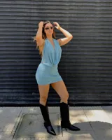 Vestido corto celeste con escote halter y espalda descubierta.