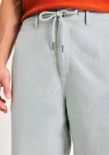 Bermuda celeste de corte recto con cordón ajustable en la cintura.