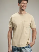 Remera color petróleo de corte clásico, con cuello redondo y bolsillo en el pecho.