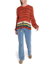 Sweater tejido con cuello redondo y amarre en la cintura, con diseño de punto calado y franjas horizontales en el pecho en tonos blanco, marrón, amarillo, azul y verde.