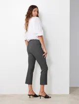 Pantalón negro con estampado geométrico blanco, de corte flare y pretina ancha elastizada.
